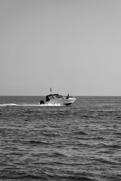 Люди, путешествующие на моторной лодке — стоковое фото