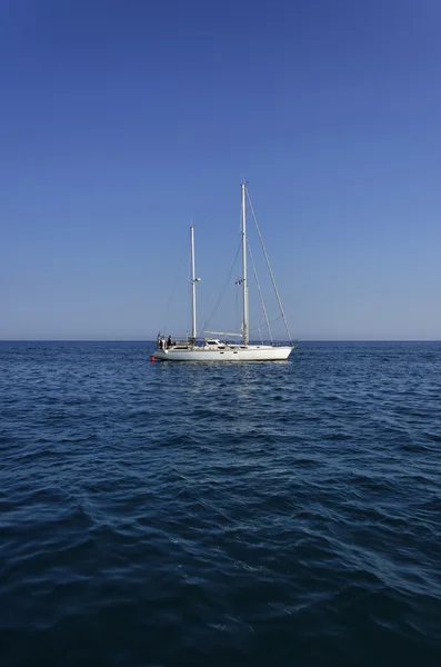 Persone su una barca a vela — Foto Stock