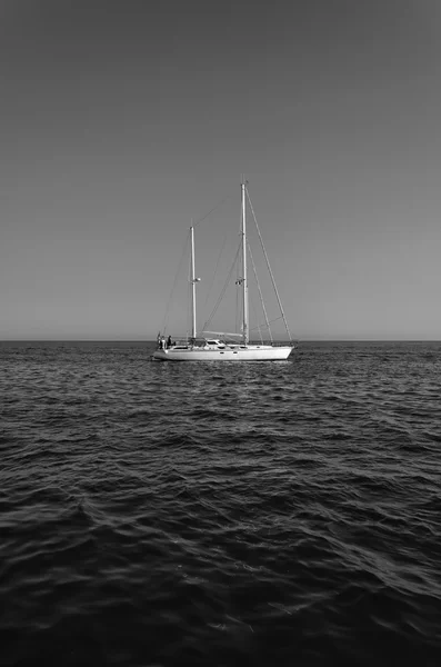 Persone su una barca a vela — Foto Stock