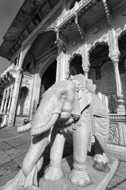 girişinde mermer fil