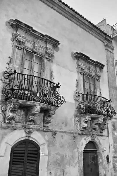 Gün batımında eski binanın Barok balkonlar — Stok fotoğraf