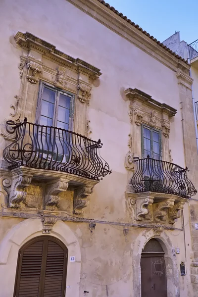 Antiguo edificio barroco balcones al atardecer — Foto de Stock