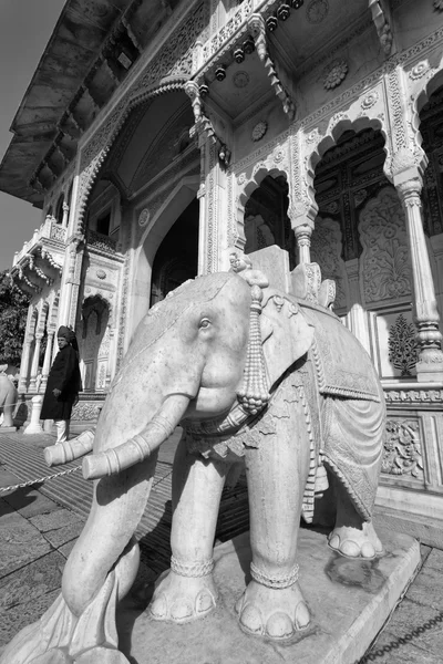 Imperial guard ve mermer bir fil — Stok fotoğraf