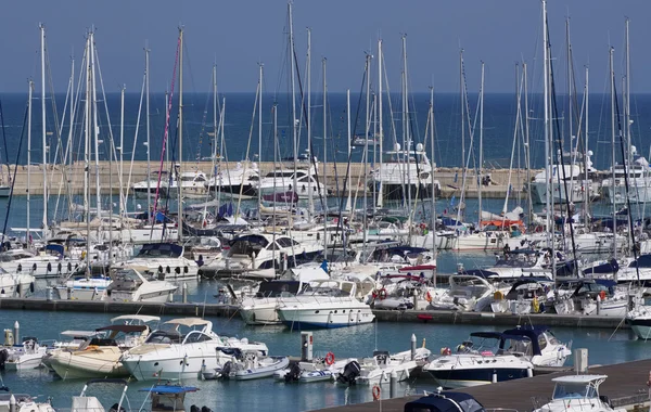 Luxe jachten in de jachthaven — Stockfoto