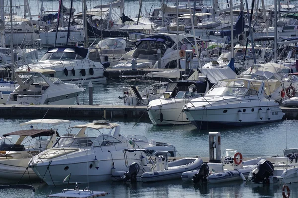 Luxury yachts in the marina — Stock Photo, Image