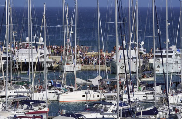 Розкішні яхти і людей в Марині — стокове фото