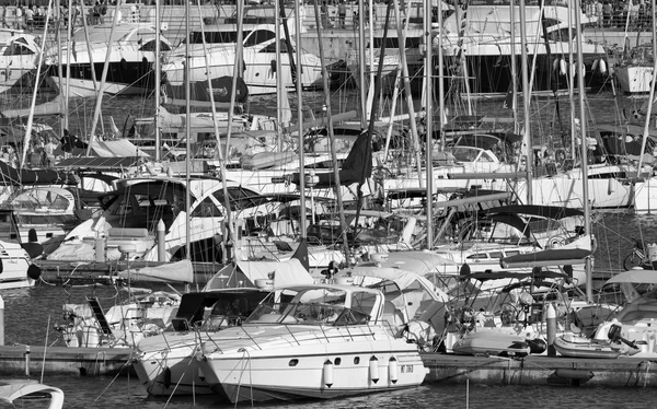 Lüks Yatlar ve Yat Limanı insanlarda — Stok fotoğraf