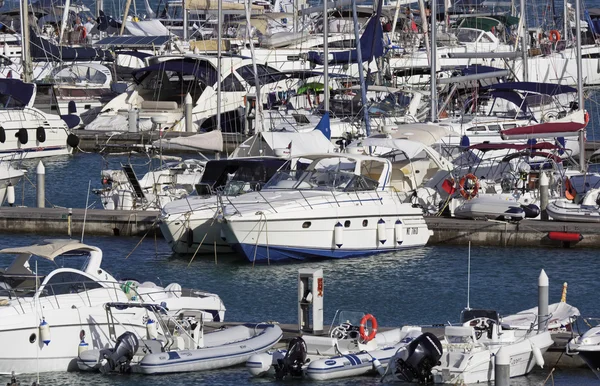 Yacht di lusso nel porto turistico — Foto Stock