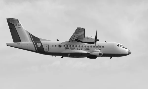 Aereo della Guardia Costiera volante — Foto Stock