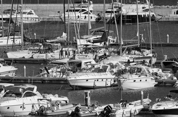 Yacht di lusso nel porto turistico — Foto Stock