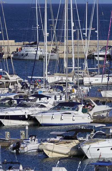 Yacht di lusso nel porto turistico — Foto Stock