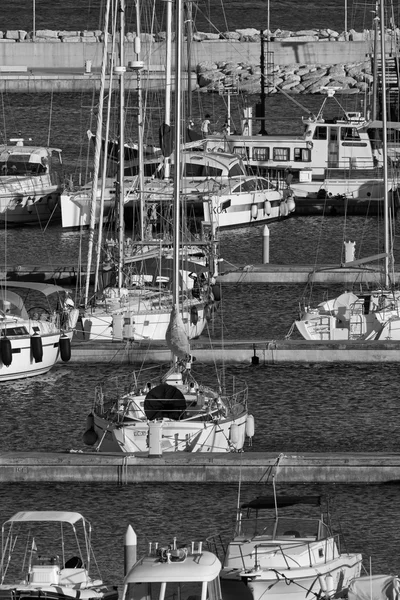 Yacht di lusso nel porto turistico — Foto Stock