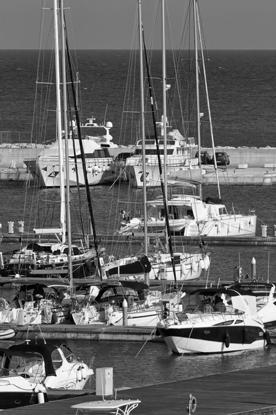 高級ヨット マリーナで — ストック写真