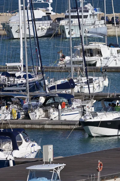 Yates de lujo en la marina —  Fotos de Stock