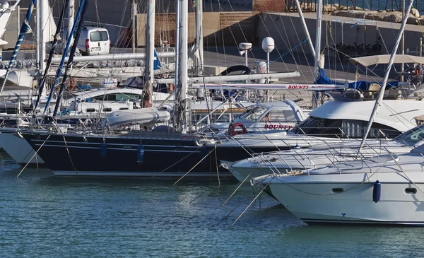 Yachts de luxe dans la marina — Photo