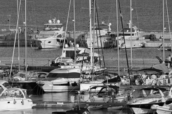 Luxusyachten im Yachthafen — Stockfoto