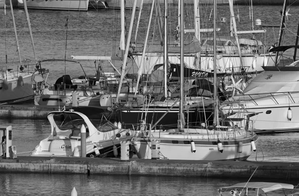 Yachts de luxe dans la marina — Photo