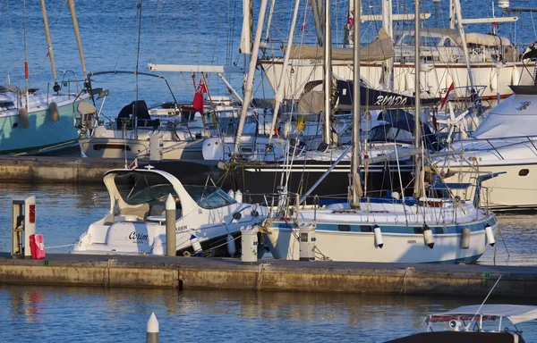 Lyxbåtar i hamnen — Stockfoto