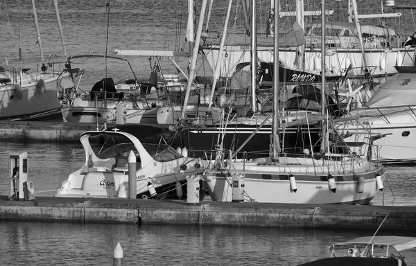 Luxe jachten in de jachthaven — Stockfoto