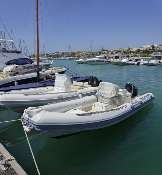 Barcos e iates de luxo na marina — Fotografia de Stock