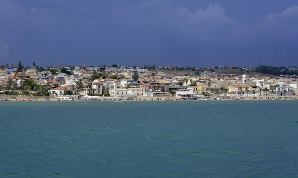 Vista sulla città e sulla spiaggia dal mare — Foto Stock