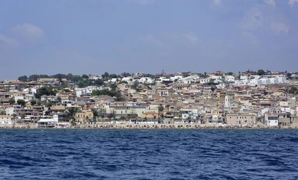 Vista sulla città e sulla spiaggia dal mare — Foto Stock