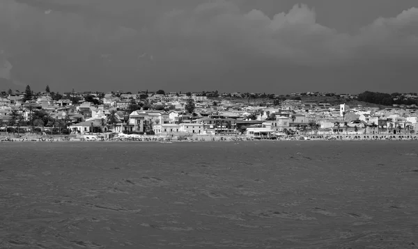 Vista de la ciudad y la playa desde el mar — Foto de Stock