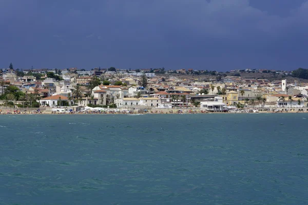 Utsikt över staden och stranden från havet — Stockfoto