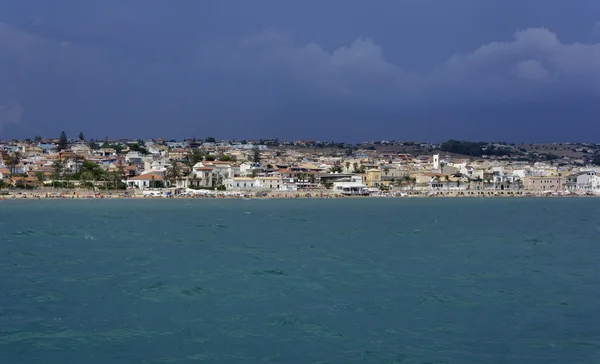 Vista da cidade e da praia a partir do mar — Fotografia de Stock