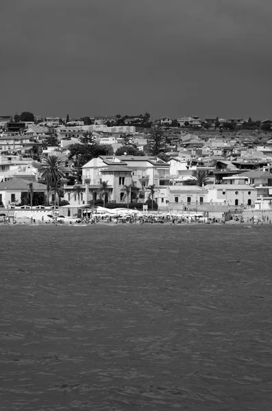 Blick auf die Stadt und den Strand vom Meer aus — Stockfoto