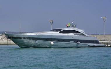 Marinada lüks bir yat.