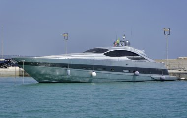 Marinada lüks bir yat.