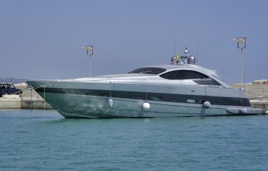 Marinada lüks bir yat.