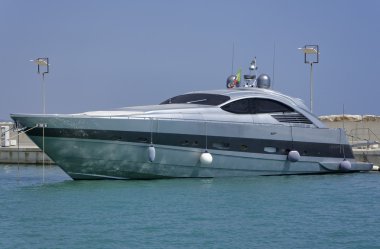 Marinada lüks bir yat.