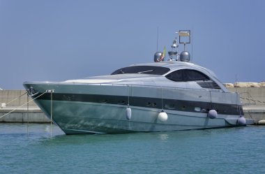 Marinada lüks bir yat.