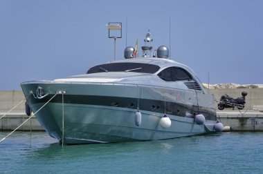 Marinada lüks bir yat.