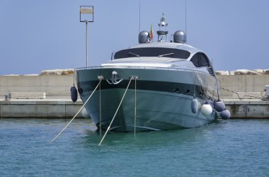 Marinada lüks bir yat.