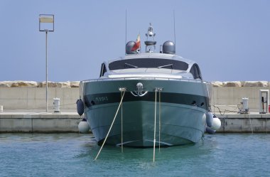 Marinada lüks bir yat.