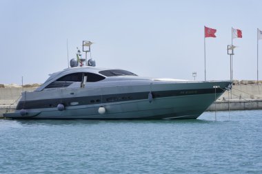 Marinada lüks bir yat.