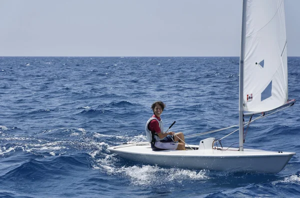 Mujer navegando en un pequeño velero — Foto de Stock