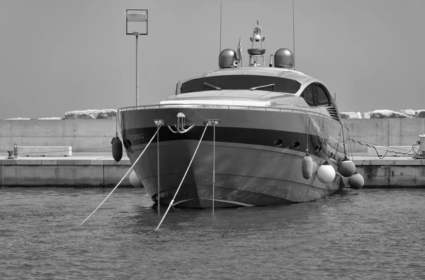 Luxusjacht im Yachthafen — Stockfoto