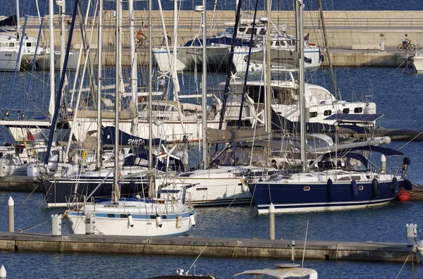 Luxusyachten im Yachthafen — Stockfoto