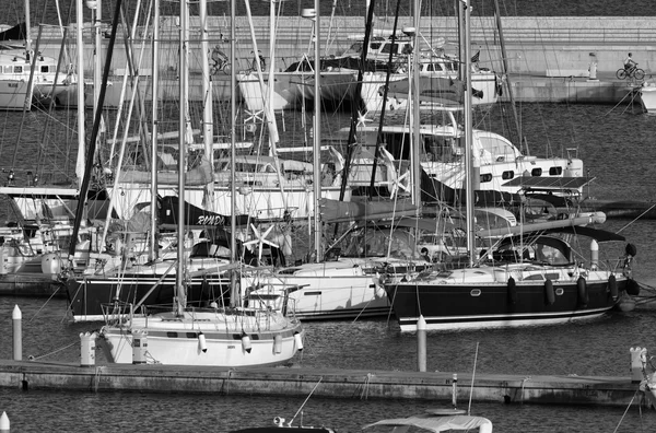 Yachts de luxe dans la marina — Photo