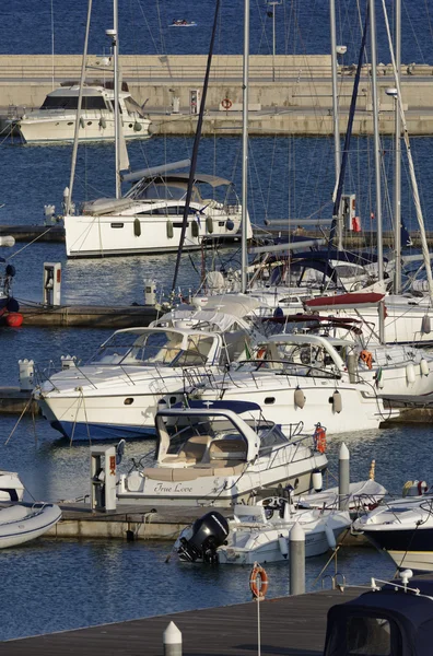 Yates de lujo en la marina — Foto de Stock