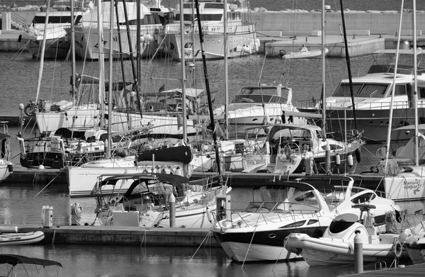 Yachts de luxe dans la marina — Photo