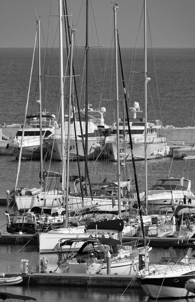 Яхты класса люкс в гавани — стоковое фото