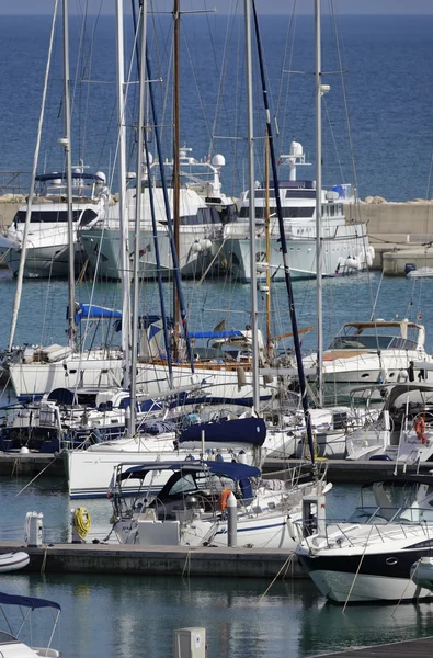 Lyxbåtar i hamnen — Stockfoto