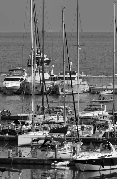 Yacht di lusso nel porto turistico — Foto Stock