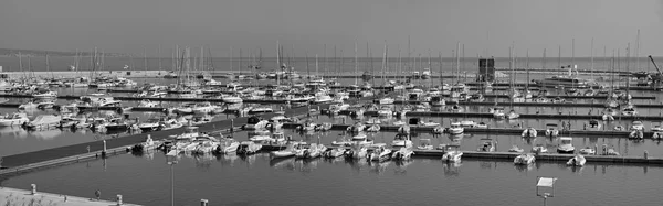 Lyxbåtar i hamnen — Stockfoto