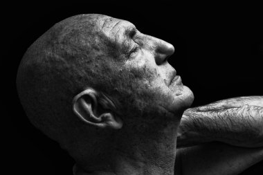 Kel bir adam portresi